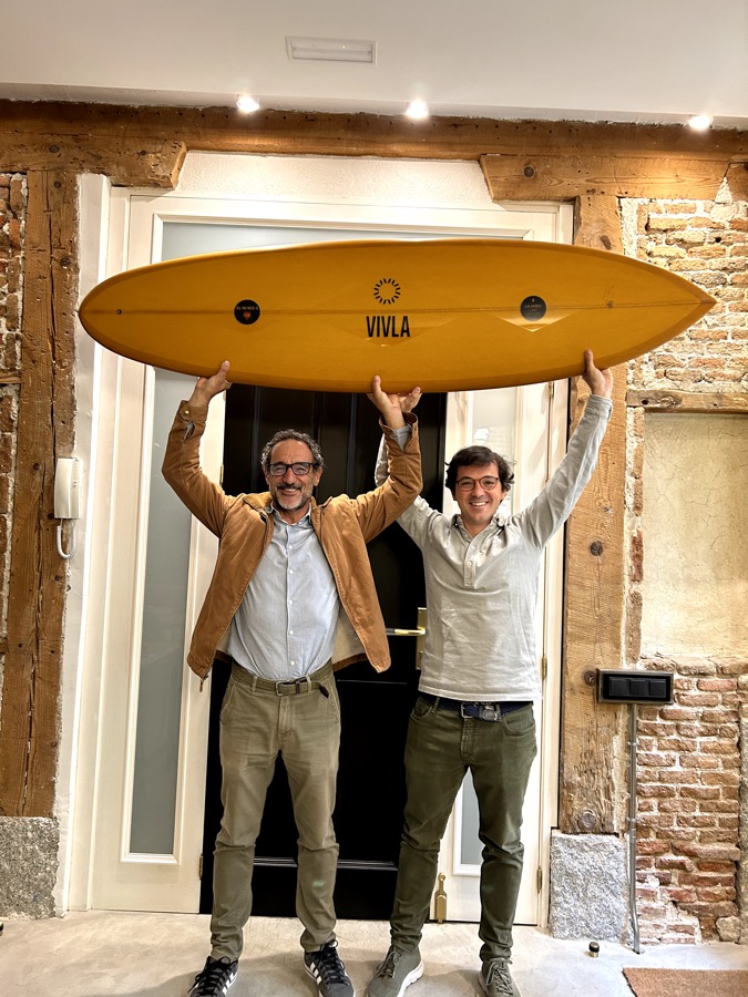 Un momento con la tabla de surf junto al equipo de VIVLA