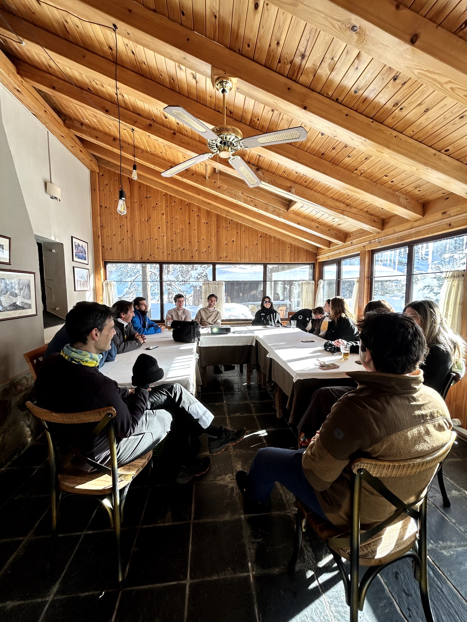 Las familias y el equipo de VIVLA reunidos alrededor de una mesa